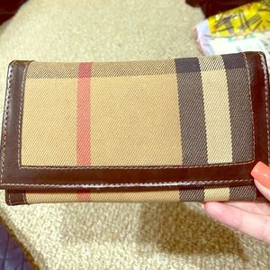 BURBERRY RETRO WALLET- WORN